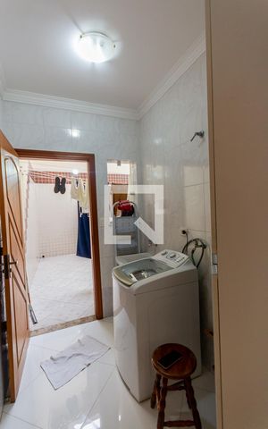 Casa à venda com 200m², 4 quartos e 2 vagas Casa à venda com 200m², 4 quartos e 2 vagasÁrea de Serviço