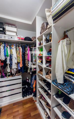 Casa à venda com 200m², 4 quartos e 2 vagas Casa à venda com 200m², 4 quartos e 2 vagasCloset