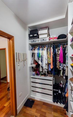 Casa à venda com 200m², 4 quartos e 2 vagas Casa à venda com 200m², 4 quartos e 2 vagasCloset