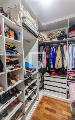 Casa à venda com 200m², 4 quartos e 2 vagas Casa à venda com 200m², 4 quartos e 2 vagasCloset