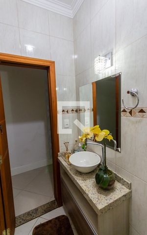 Casa à venda com 200m², 4 quartos e 2 vagas Casa à venda com 200m², 4 quartos e 2 vagasLavabo