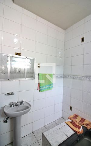 Casa à venda com 372m², 4 quartos e 4 vagasBanheiro da área de serviço
