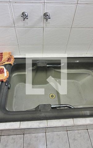 Casa à venda com 372m², 4 quartos e 4 vagasBanheiro da área de serviço
