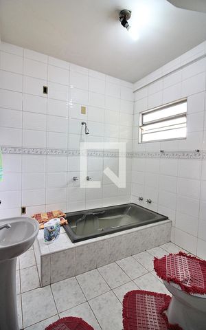 Casa à venda com 372m², 4 quartos e 4 vagasBanheiro da área de serviço