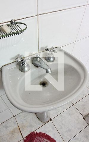 Casa à venda com 372m², 4 quartos e 4 vagasBanheiro da área de serviço
