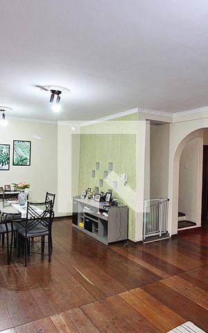 Casa à venda com 372m², 4 quartos e 4 vagasSala