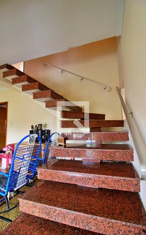 Casa à venda com 148m², 4 quartos e 5 vagasEscada