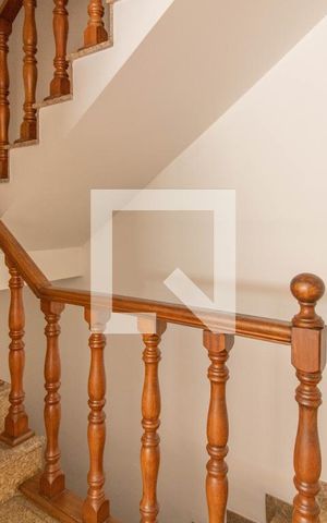 Casa para alugar com 400m², 4 quartos e 5 vagasEscada