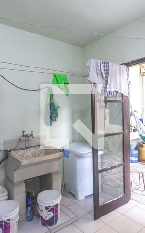 Casa à venda com 150m², 3 quartos e 2 vagas Casa à venda com 150m², 3 quartos e 2 vagasÁrea de serviço