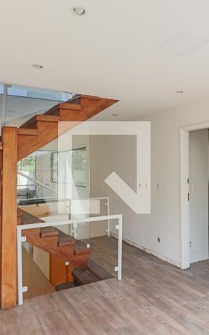 Casa à venda com 350m², 5 quartos e 4 vagas Casa à venda com 350m², 5 quartos e 4 vagasSuites