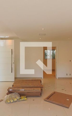 Casa à venda com 350m², 5 quartos e 4 vagas Casa à venda com 350m², 5 quartos e 4 vagasSala