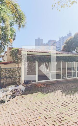Casa à venda com 350m², 5 quartos e 4 vagas Casa à venda com 350m², 5 quartos e 4 vagasQuintal