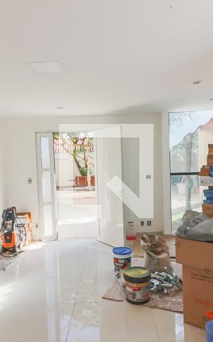 Casa à venda com 350m², 5 quartos e 4 vagas Casa à venda com 350m², 5 quartos e 4 vagasCozinha