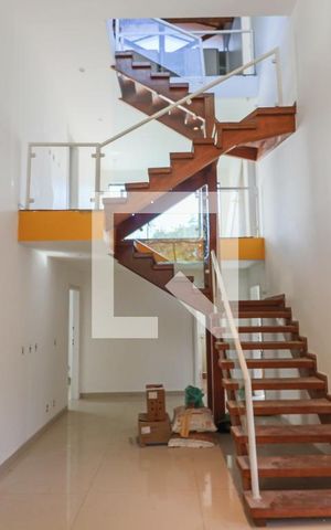 Casa à venda com 350m², 5 quartos e 4 vagas Casa à venda com 350m², 5 quartos e 4 vagasSala