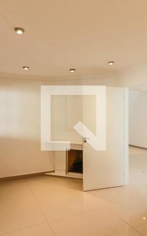 Casa à venda com 350m², 5 quartos e 4 vagas Casa à venda com 350m², 5 quartos e 4 vagasSala Lareira