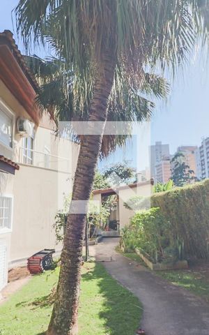 Casa à venda com 350m², 5 quartos e 4 vagas Casa à venda com 350m², 5 quartos e 4 vagasQuintal