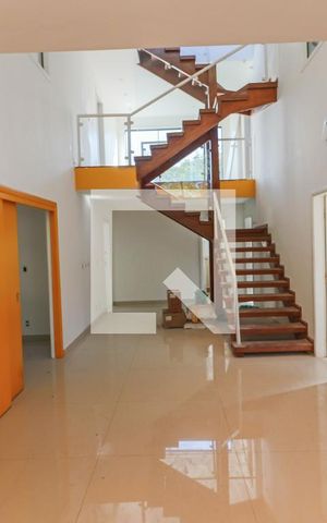 Casa à venda com 350m², 5 quartos e 4 vagas Casa à venda com 350m², 5 quartos e 4 vagasSala
