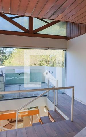Casa à venda com 350m², 5 quartos e 4 vagas Casa à venda com 350m², 5 quartos e 4 vagasSuites