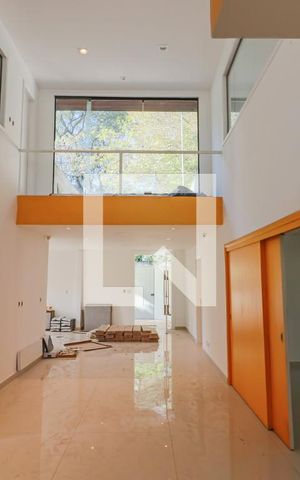 Casa à venda com 350m², 5 quartos e 4 vagas Casa à venda com 350m², 5 quartos e 4 vagasSala