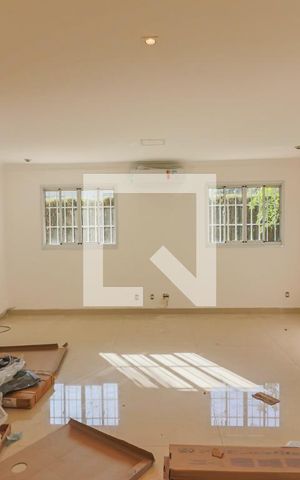 Casa à venda com 350m², 5 quartos e 4 vagas Casa à venda com 350m², 5 quartos e 4 vagasSala
