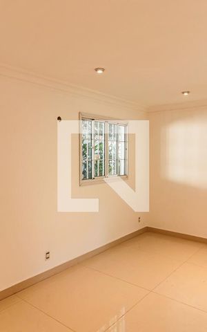 Casa à venda com 350m², 5 quartos e 4 vagas Casa à venda com 350m², 5 quartos e 4 vagasSala Lareira