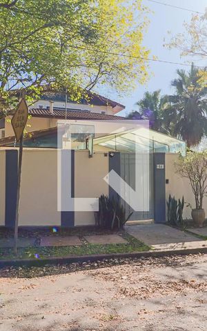 Casa à venda com 350m², 5 quartos e 4 vagas Casa à venda com 350m², 5 quartos e 4 vagasFachada