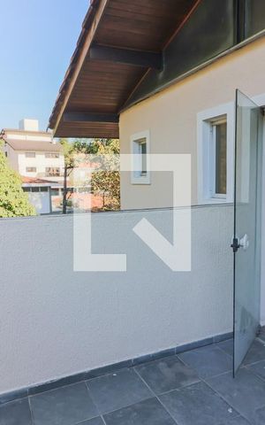 Casa à venda com 350m², 5 quartos e 4 vagas Casa à venda com 350m², 5 quartos e 4 vagasSuites