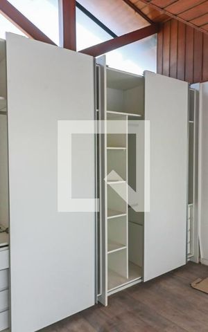 Casa à venda com 350m², 5 quartos e 4 vagas Casa à venda com 350m², 5 quartos e 4 vagasSuites