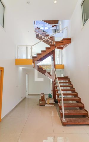 Casa à venda com 350m², 5 quartos e 4 vagas Casa à venda com 350m², 5 quartos e 4 vagasSala