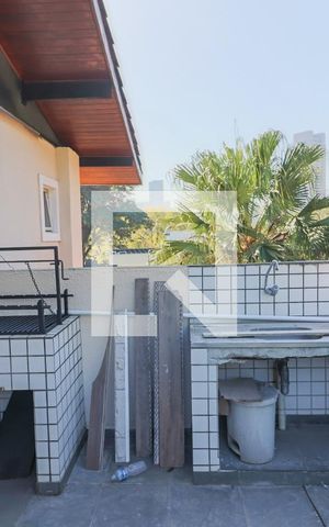 Casa à venda com 350m², 5 quartos e 4 vagas Casa à venda com 350m², 5 quartos e 4 vagasSuites