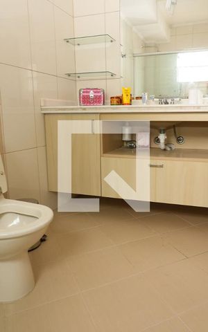Casa de condomínio para alugar com 260m², 4 quartos e 2 vagas Casa de condomínio para alugar com 260m², 4 quartos e 2 vagasBanheiro da Suíte 2