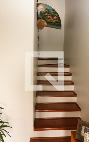 Casa de condomínio para alugar com 260m², 4 quartos e 2 vagas Casa de condomínio para alugar com 260m², 4 quartos e 2 vagasEscada