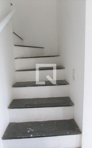 Casa de condomínio para alugar com 89m², 2 quartos e 1 vagaEscada