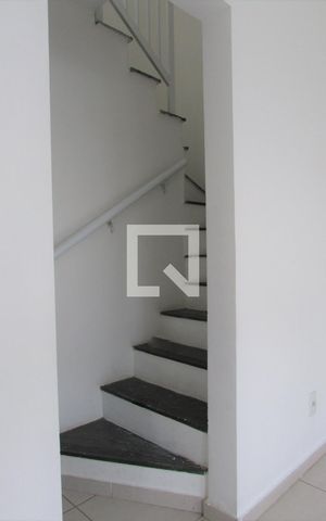 Casa de condomínio para alugar com 89m², 2 quartos e 1 vagaEscada