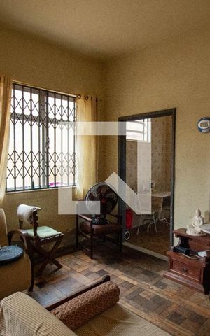 Casa à venda com 538m², 4 quartos e 2 vagas Casa à venda com 538m², 4 quartos e 2 vagasSala