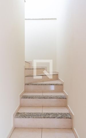 Casa à venda com 150m², 3 quartos e 2 vagas Casa à venda com 150m², 3 quartos e 2 vagasEscadas