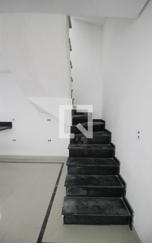 Casa de condomínio para alugar com 100m², 2 quartos e 2 vagasescada acesso quartos