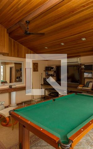 Casa à venda com 700m², 7 quartos e 5 vagas Casa à venda com 700m², 7 quartos e 5 vagasSalão de Jogos