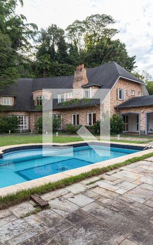 Casa à venda com 703m², 4 quartos e 5 vagasÁrea comum - Piscina