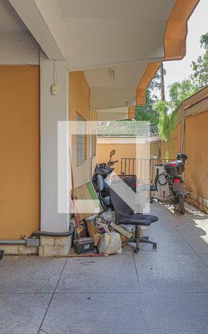 Casa à venda com 1080m², 5 quartos e 6 vagas Casa à venda com 1080m², 5 quartos e 6 vagasGaragem