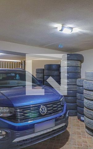 Casa à venda com 1080m², 5 quartos e 6 vagas Casa à venda com 1080m², 5 quartos e 6 vagasGaragem
