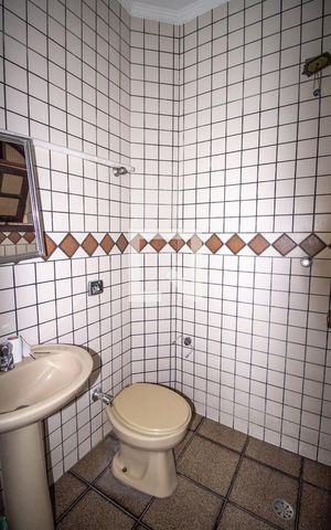 Casa à venda com 360m², 5 quartos e 6 vagasBanheiro de Serviço
