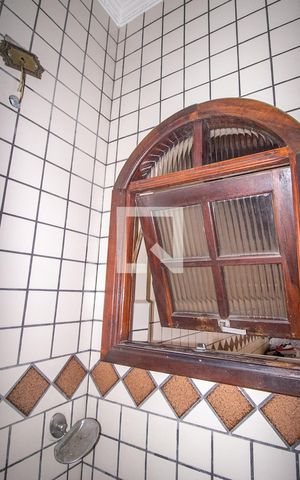 Casa à venda com 360m², 5 quartos e 6 vagasBanheiro de Serviço