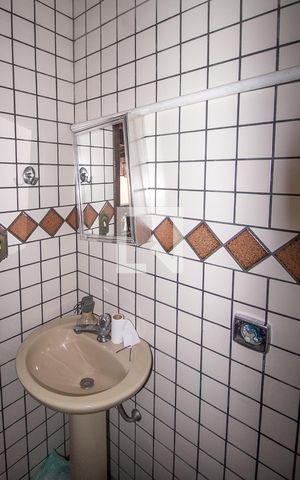 Casa à venda com 360m², 5 quartos e 6 vagasBanheiro de Serviço