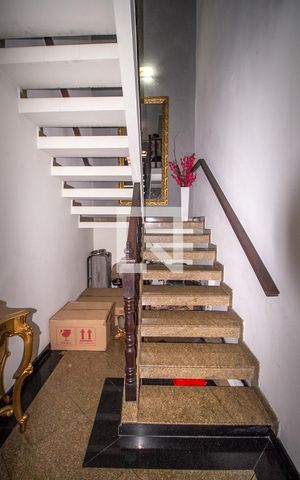 Casa à venda com 360m², 5 quartos e 6 vagasEscada