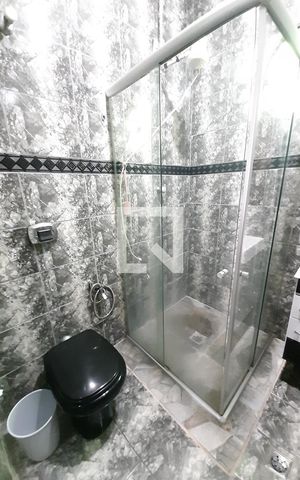 Casa de condomínio à venda com 260m², 4 quartos e 8 vagas Casa de condomínio à venda com 260m², 4 quartos e 8 vagasBanheiro 1