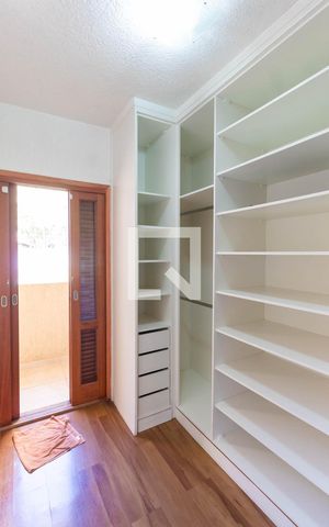 Casa à venda com 200m², 3 quartos e 2 vagas Casa à venda com 200m², 3 quartos e 2 vagasCloset