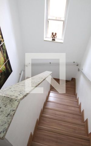 Casa à venda com 185m², 4 quartos e 3 vagasEscada