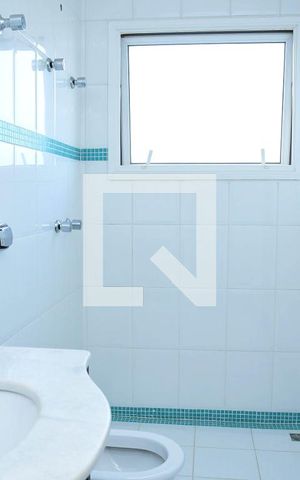 Casa de condomínio para alugar com 390m², 4 quartos e 5 vagas Casa de condomínio para alugar com 390m², 4 quartos e 5 vagasBanheiro da Suíte 4