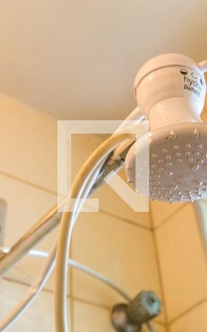 Casa à venda com 570m², 5 quartos e 4 vagas Casa à venda com 570m², 5 quartos e 4 vagasBanheiro do Quarto de Serviço - Chuveiro